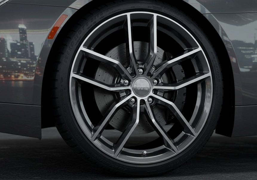 Detailný pohľad na moderný hliníkový disk s elegantným dizajnom a brzdovým systémom.