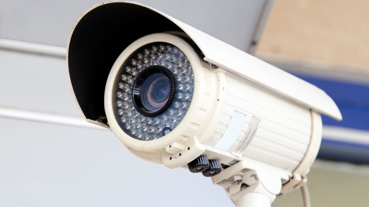 IP kamera s infračerveným osvetlením, pripravená na monitorovanie.