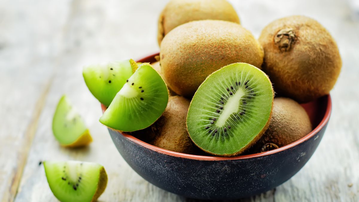 Miska plná čerstvého kiwi, niektoré plody sú rozkrojené na polovicu.