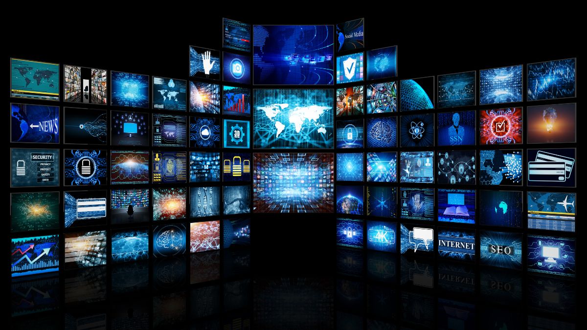 Množstvo obrazoviek zobrazujúcich rôzne digitálne informácie a grafiku.