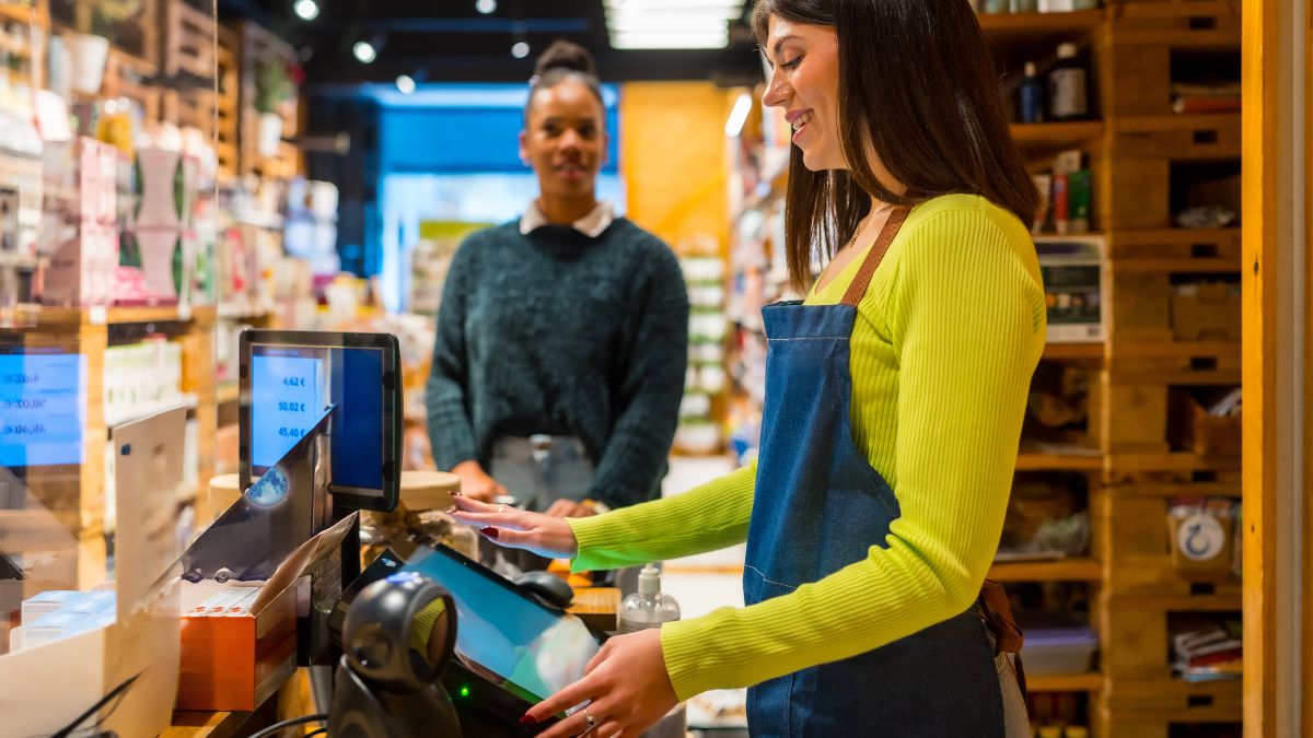 Žena v obchode používa online pokladnicu na spracovanie platby.