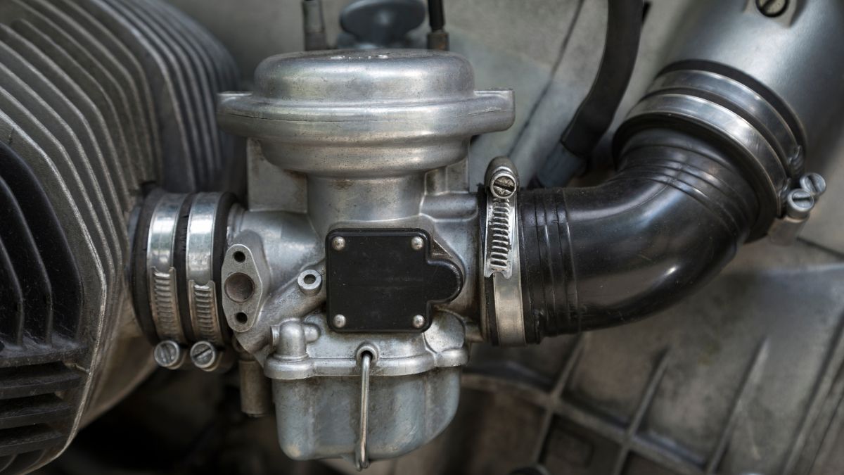 Detail karburátora s membránou, ktorý môže ovplyvniť chod motora.