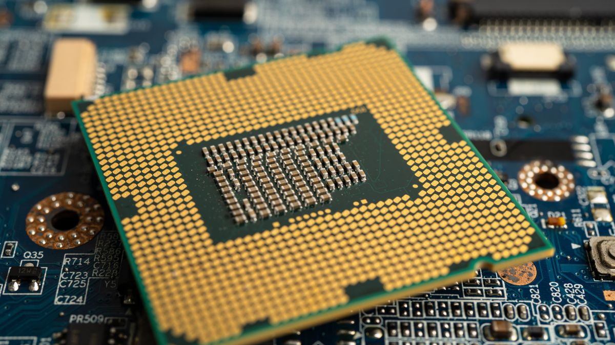Detailný pohľad na procesor umiestnený na základnej doske počítača.