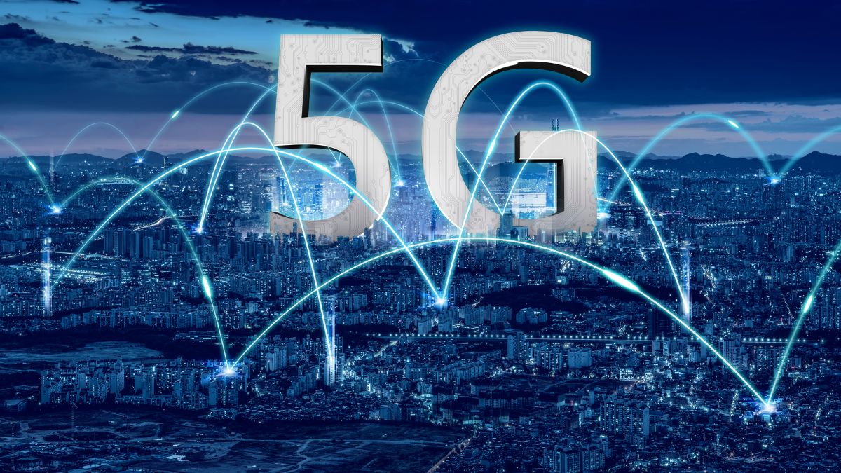 Mestská panoráma s nápisom 5G a svetelnými spojeniami, symbolizujúcimi rýchly internet.