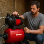 Muž prevádzkuje domácu vodáreň Einhell pre efektívne zavlažovanie.