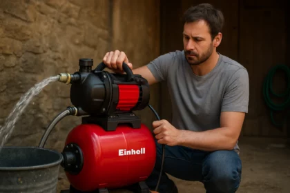 Muž prevádzkuje domácu vodáreň Einhell pre efektívne zavlažovanie.
