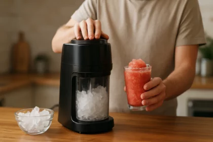 Človek pripravuje ľadový nápoj so strojom na ľadovú drť