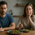 Dvojica pri prerušovanom pôste s tanierom zeleninového jedla.