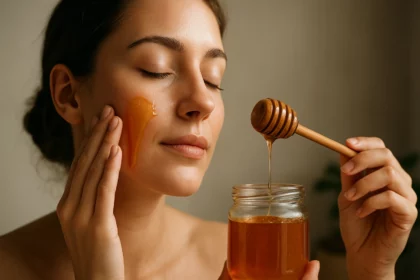 Žena nanáša med na tvár pre zdravú pleť