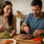 Pár užívajúci si paleo diétu s kvalitnými potravinami.