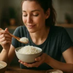 Žena si vychutnáva jazmínovú ryžu v príjemnom prostredí.