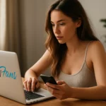 Žena pracuje na svojom OnlyFans profile na notebooku a smartfóne.