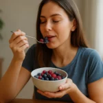 Žena vychutnáva berries bohaté na antokyány pre zdravie.