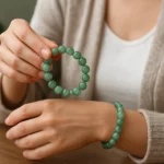 Aventurínový náramok v ruke, ukazujúci jeho energetické výhody