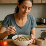 Žena si vychutnáva zdravé jedlo s tuniakom a zeleninou.