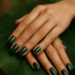 Smaragdovo zelené nechty na ruke s listom