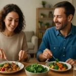 Pár si vychutnáva bezmäsité jedlo plné zeleniny a zdravých surovín.