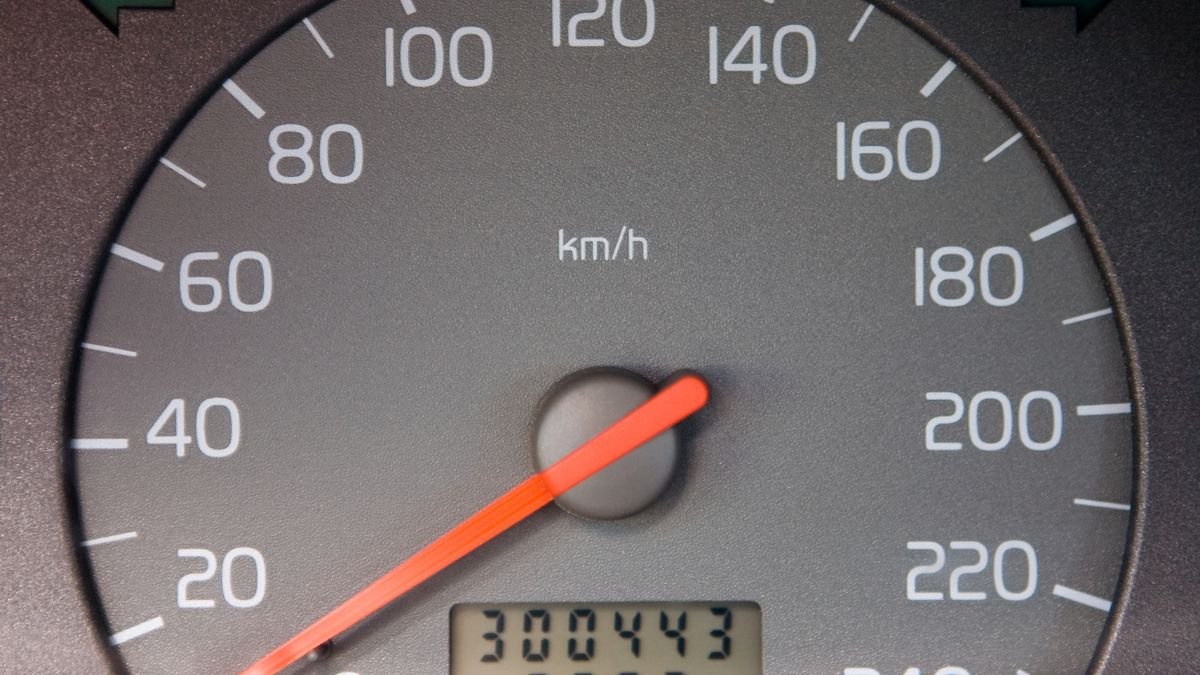 Odometer showing 300,443 km on a vehicle dashboard.