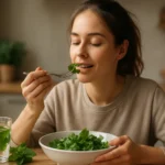 Mladá žena si vychutnáva čerstvú mätu pri jedle.