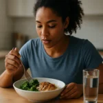Žena konzumuje zdravé jedlo bohaté na bielkoviny.