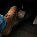 noha na brzdovom pedáli v automobile