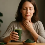 Žena užívajúca spirulínu na podporu zdravia štítnej žľazy