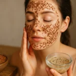 Žena s maskou na tvári z ľanových semienok pre zdravú pleť.