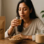 Žena pijúca nápoj z shatavari, prírodného lieku pre ženské zdravie.