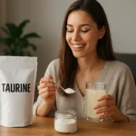 Žena s taurínovým práškom a nápojom v pohári.