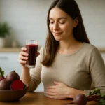 Žena si vychutnáva cviklovo šťavu pri stole s cviklou.