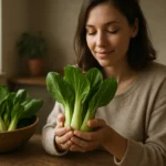 Žena drži pak choi, čerstvá zelenina bohatá na živiny.