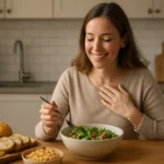 Žena si vychutnáva zdravý bezlepkový šalát v modernej kuchyni