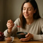 Žena si užíva mleté hroznové jadierka v zdravom jedle.