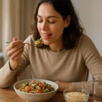 Žena vychutnáva si quinoa šalát so zeleninou a bylinkami.