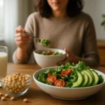 Žena vychutnáva zdravé jedlo s avokádom a sójou.