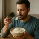 Muž vychutnávajúci si misku basmati ryže