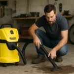 Muž používa vysávač Kärcher WD 3 na čistenie podlahy