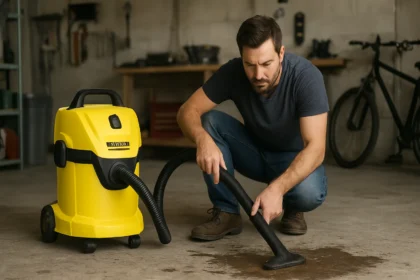 Muž používa vysávač Kärcher WD 3 na čistenie podlahy