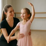 Dievča tancuje s učiteľkou v tanečnej škole, posilňuje sebavedomie.