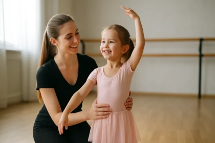 Dievča tancuje s učiteľkou v tanečnej škole, posilňuje sebavedomie.