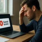 Muž s frustráciou pri nedostupnej webovej stránke na notebooku.