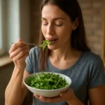 Žena vychutnávajúca si zdravú rukolu v kuchyni