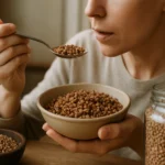 Žena vychutnáva si pohánku, zdravú a výživnú potravinu.