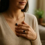 Žena nosí čierny spinel ako moderný šperk pre ochranu a vitalitu.