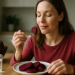 Žena vychutnáva cviklu ako zdravý spôsob stravovania.