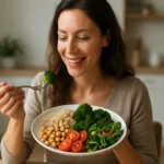 Žena si vychutnáva tanier zdravých potravín s brokolicou a cícerom