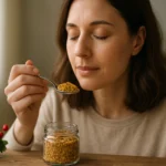 Žena vychutnávajúca peľ hlohu s uzáverom sklenenej nádoby