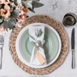 Kvalitné prestieranie na stôl s elegantným riadom a kvetinami