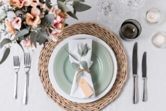 Kvalitné prestieranie na stôl s elegantným riadom a kvetinami