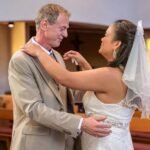 Švajčiarska nevesta oslavuje svoj svadobný deň s manželom.